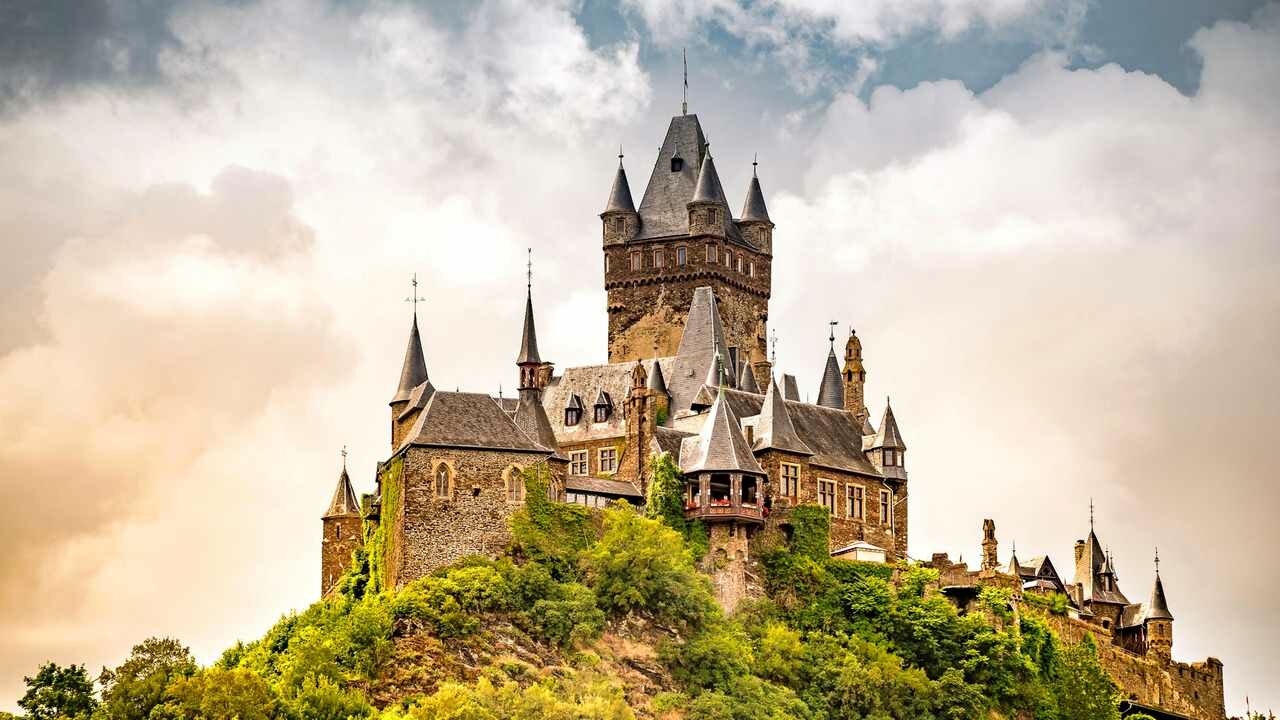 Картина на холсте 60x110 LinxOne "Замок Cochem Castle Германия Кохем" интерьерная для дома / на стену / на кухню / с подрамником