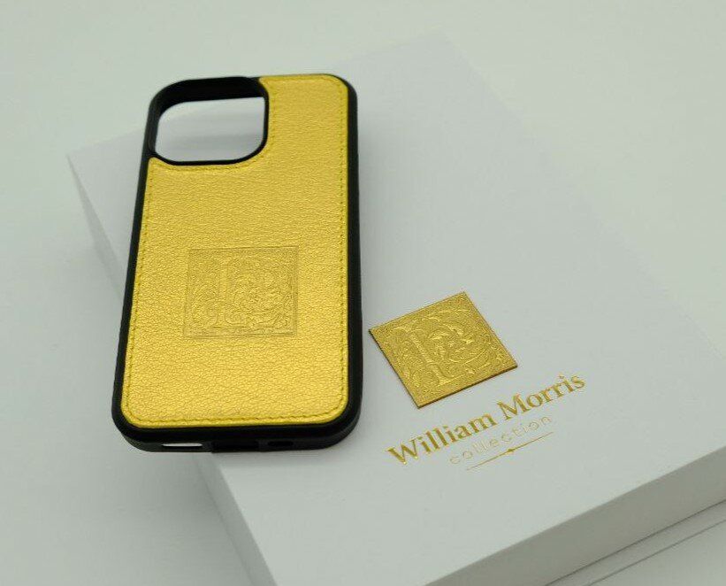 Чехол для iPhone 13 , с вашей монограммой "L" William Morris