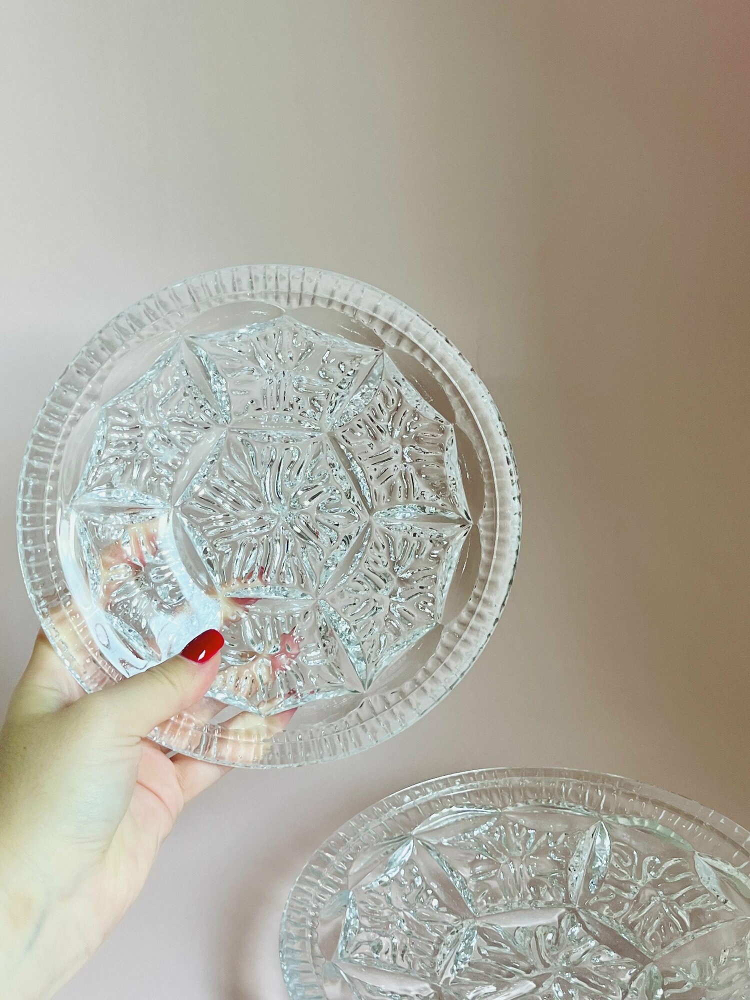 фото 2 винтажных блюдца. Хрусталь. Богемия. Чехия! Размер 18,5. У одной маленький заводской брак