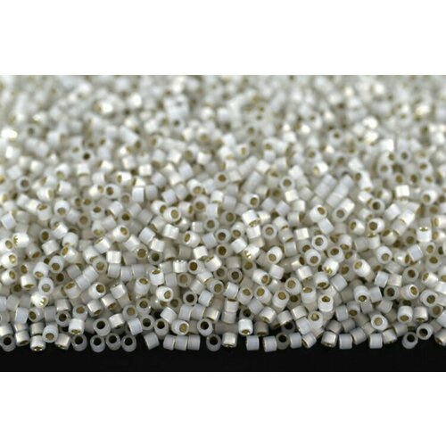 Бисер японский MIYUKI Delica цилиндр 11/0 DB-0221 белый опал, серебряная линия внутри, 5 грамм