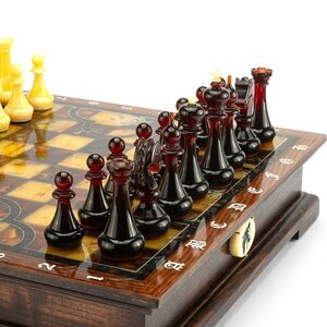 Крупные резные янтарные шахматные фигуры "Классические"