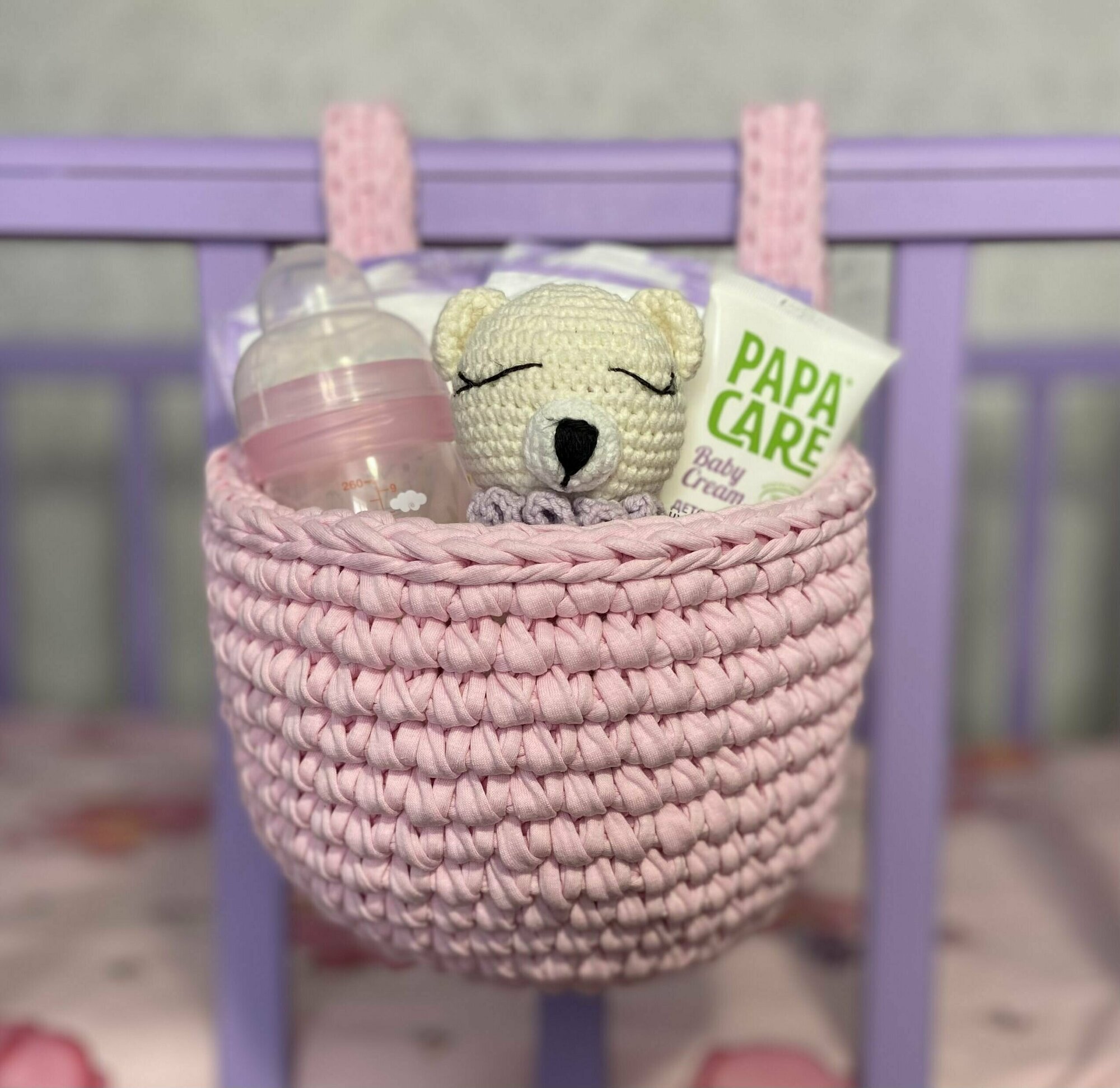 фото Подвесная корзина на детскую кроватку