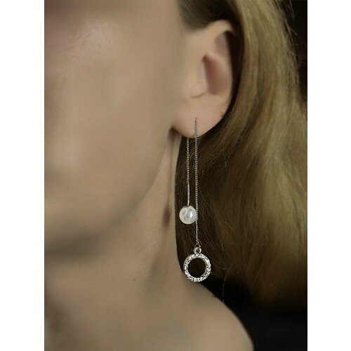 Серьги  серьги протяжки со стразами и искусственным жемчугом, серебрение, размер/диаметр 10 мм., серебряный
