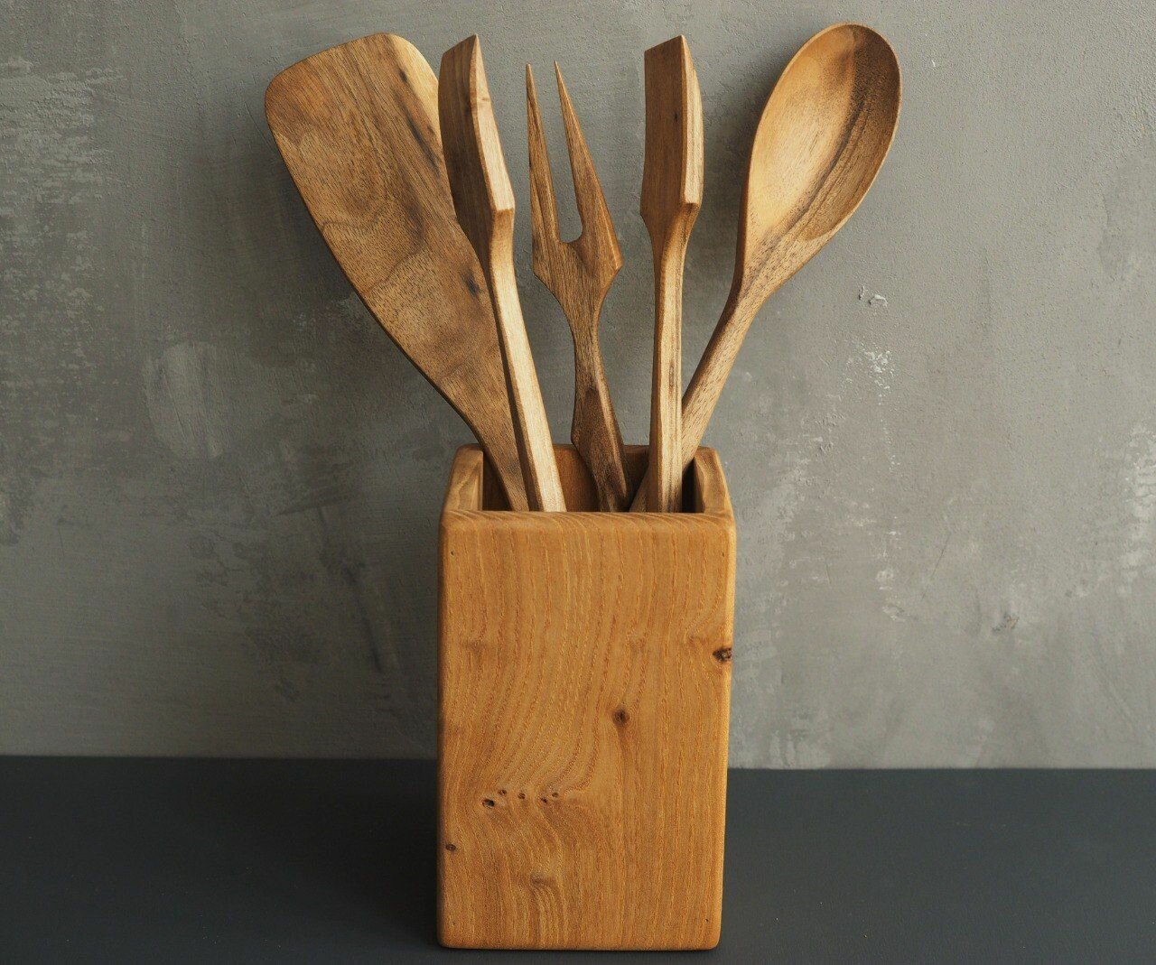 Набор кухонных принадлежностей: лопатка, щипцы, вилка и ложка - фотография № 1