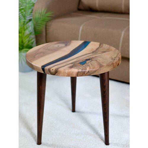 Столик журнальный из ореха с эпоксидной смолой