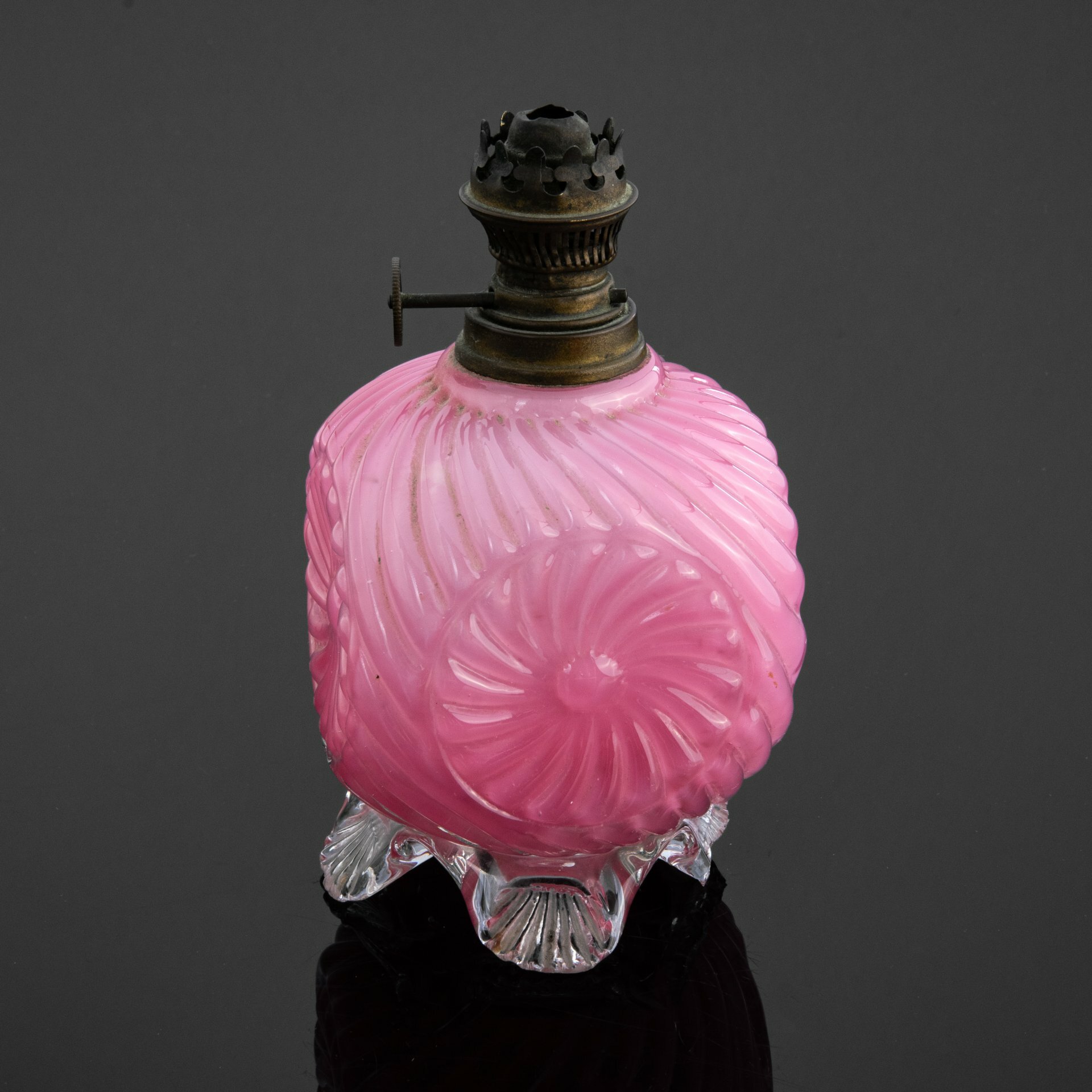 Лампа керосиновая миниатюрная с рифлёным резервуаром розового цвета, стекло