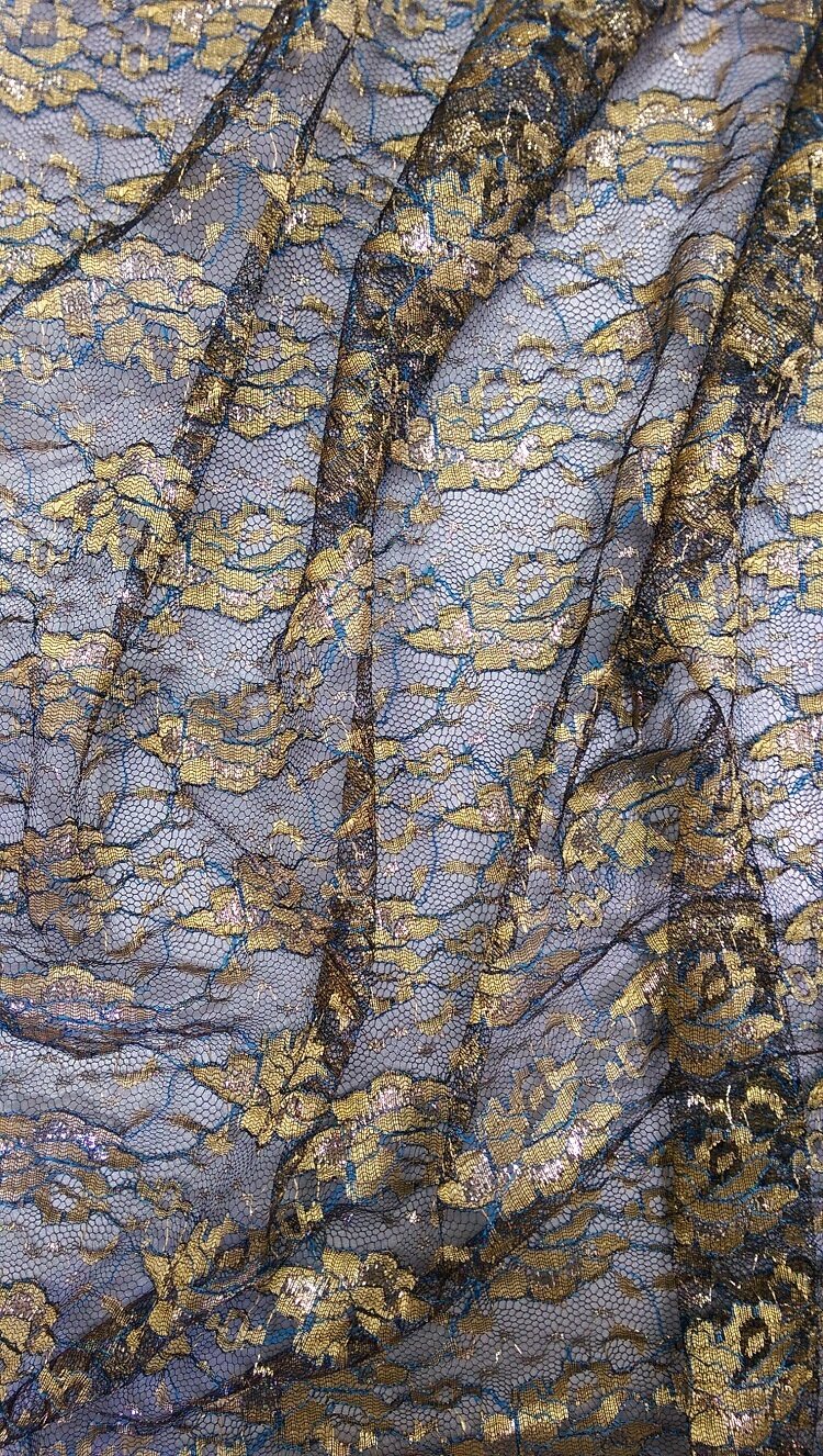 Ткань Кружево шантильи золотое с бирюзовой нитью Италия
