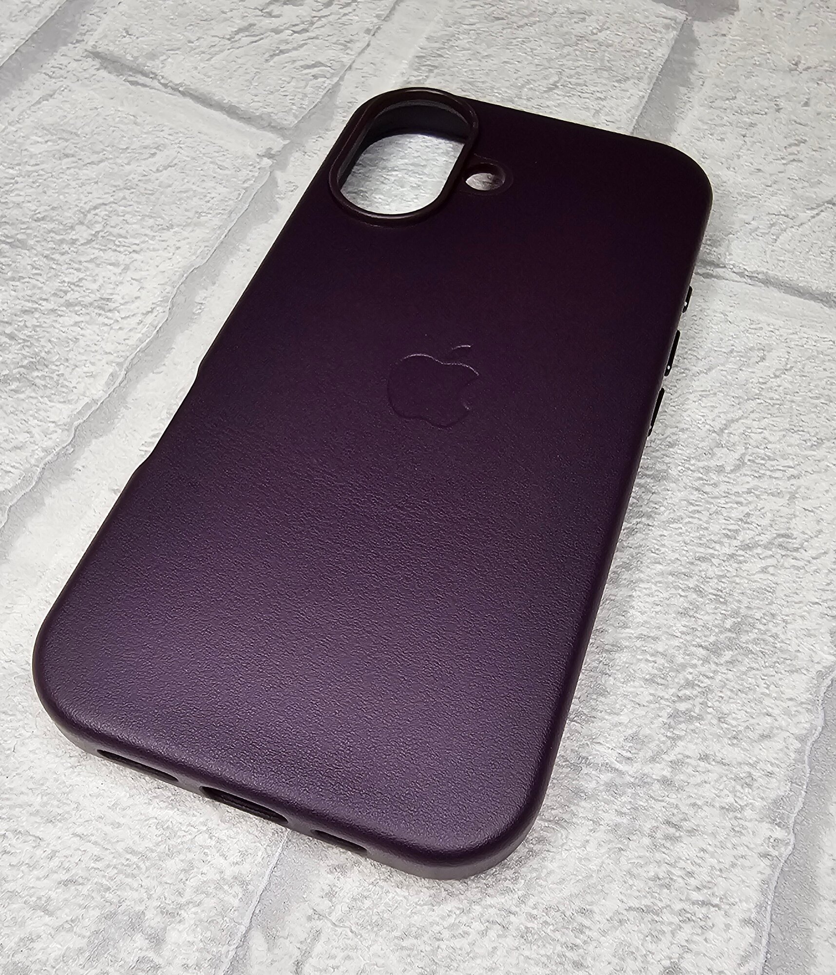 Кожаный чехол на Iphone 16 / Айфон 16 с Magsafe Leather Case бардовый — фото 1