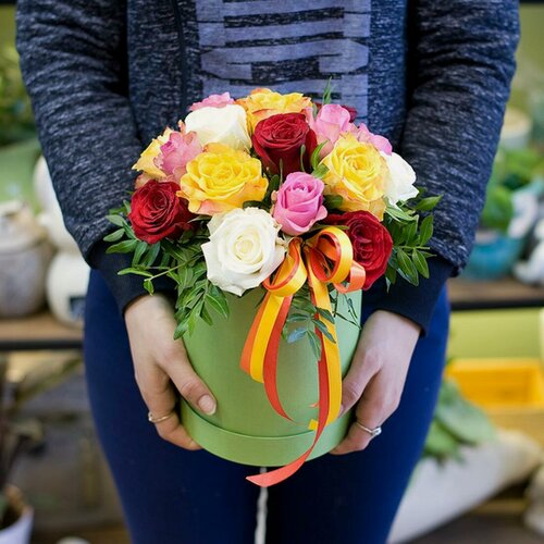 Изображение товара Композиция Charlotte "Розы в шляпной коробке", 17 роз, разноцветные, в коробке