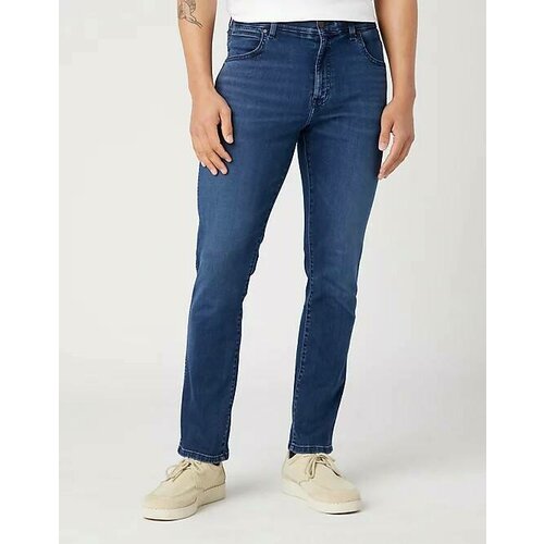 Джинсы зауженные Wrangler, размер 32/32, синий джинсы зауженные wrangler размер 32 32 серый