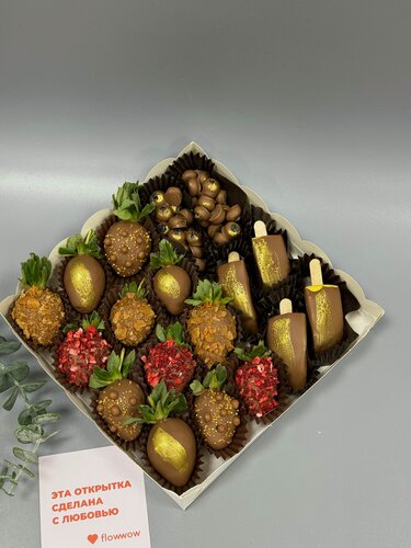 Изображение товара Клубника манго и голубика в молочном бельгийском шоколаде «Ассорти» Клубника обсыпана сублимированными ягодами и разными вкусными топпингами