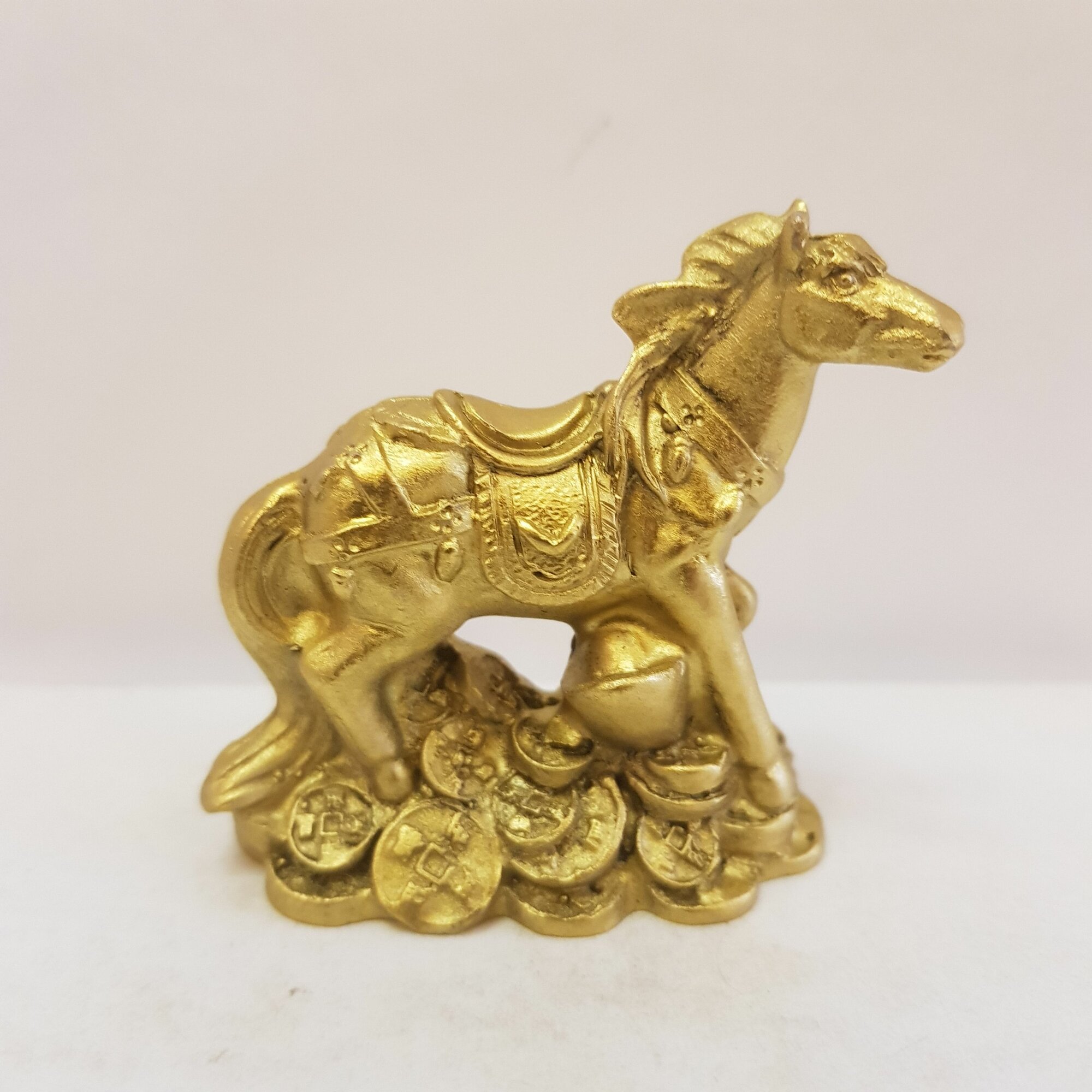 Фигурка декоративная "Золотая Лошадь на денежках" мини (фен-шуй дает богатство) 5х5х2,5см, полистоун 5680А