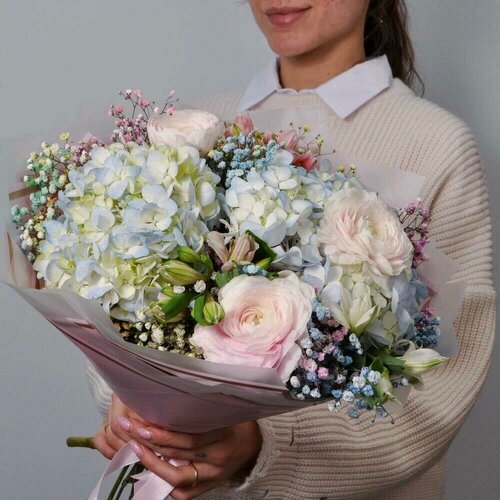 Изображение товара Букет живых цветов голубая гортензия и ранункулюсы "Весенняя капель"