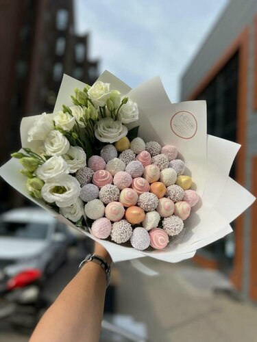 Изображение товара Букет с клубникой в белом, розовом и фиолетовом шоколаде, кокос, белый воздушный рис, кандурин, 400 г, эустома, Shine 1