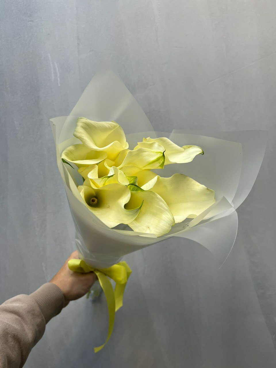 Монобукет Demin Flowers "Белые Каллы", 9 калл, крафт-бумага, высота 50 см — фото 1