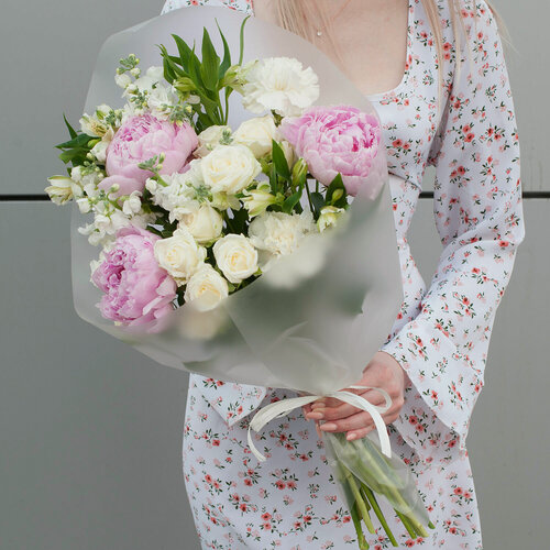 Изображение товара Букет цветов из пионов, роз, альстромерий, маттиолы, гвоздик "Ти амо"