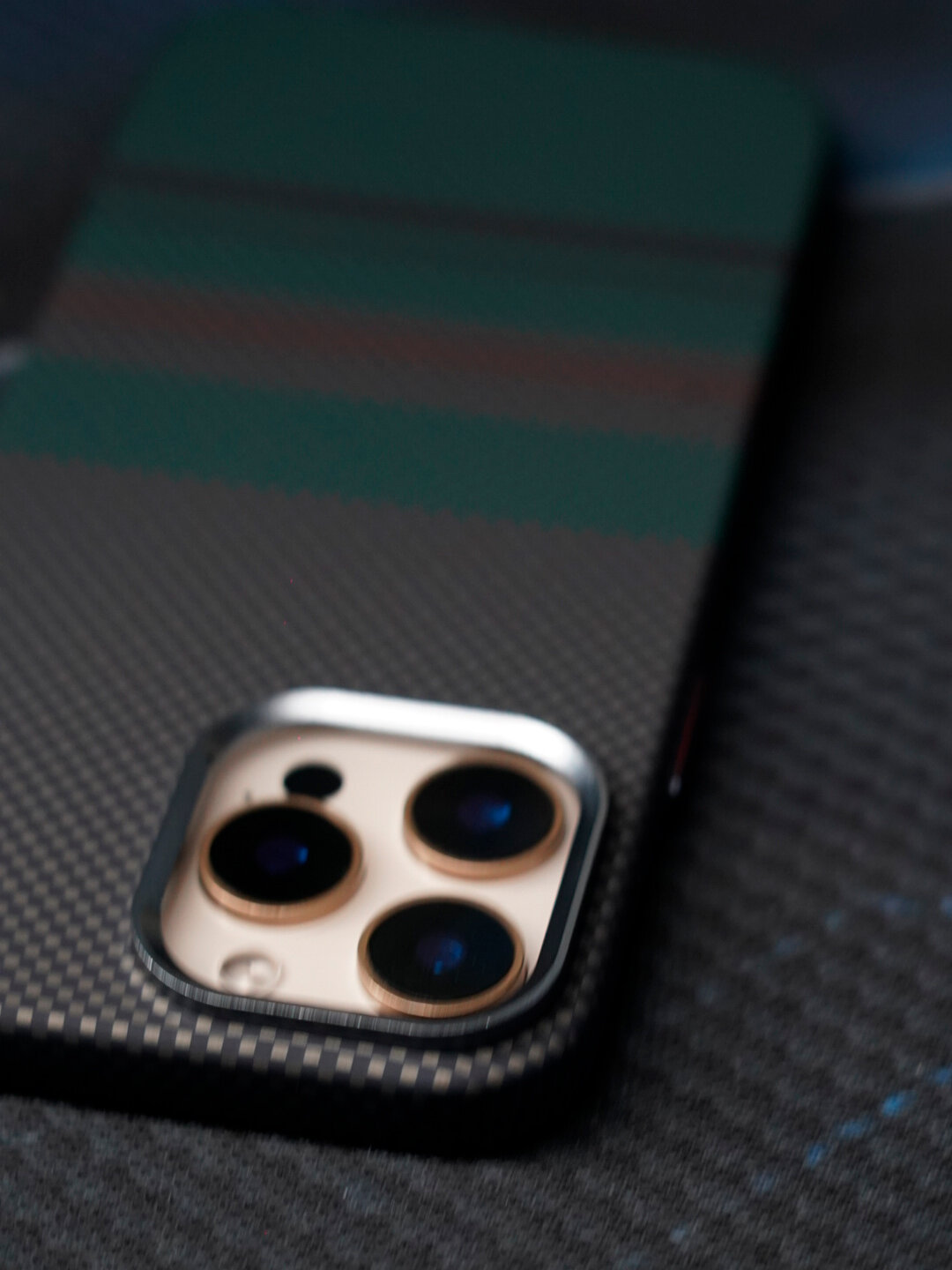 Чехол для iPhone 16 Pro Max в карбоновом стиле, черный/коричневый с зелеными полосками, с поддержкой MagSafe. — фото 1