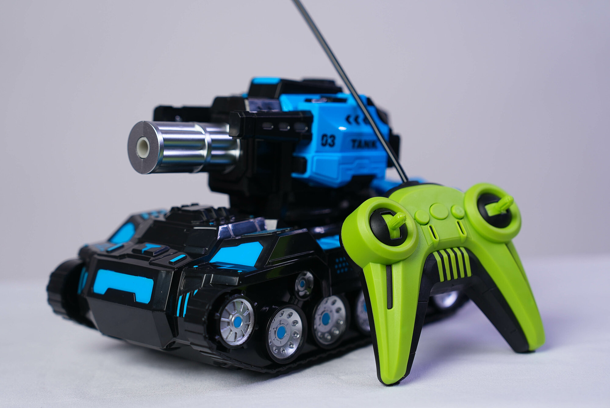 Радиоуправляемый танк-вездеход Gatling ST-08, стреляет водяными пулями, 4WD привод, 30 sm