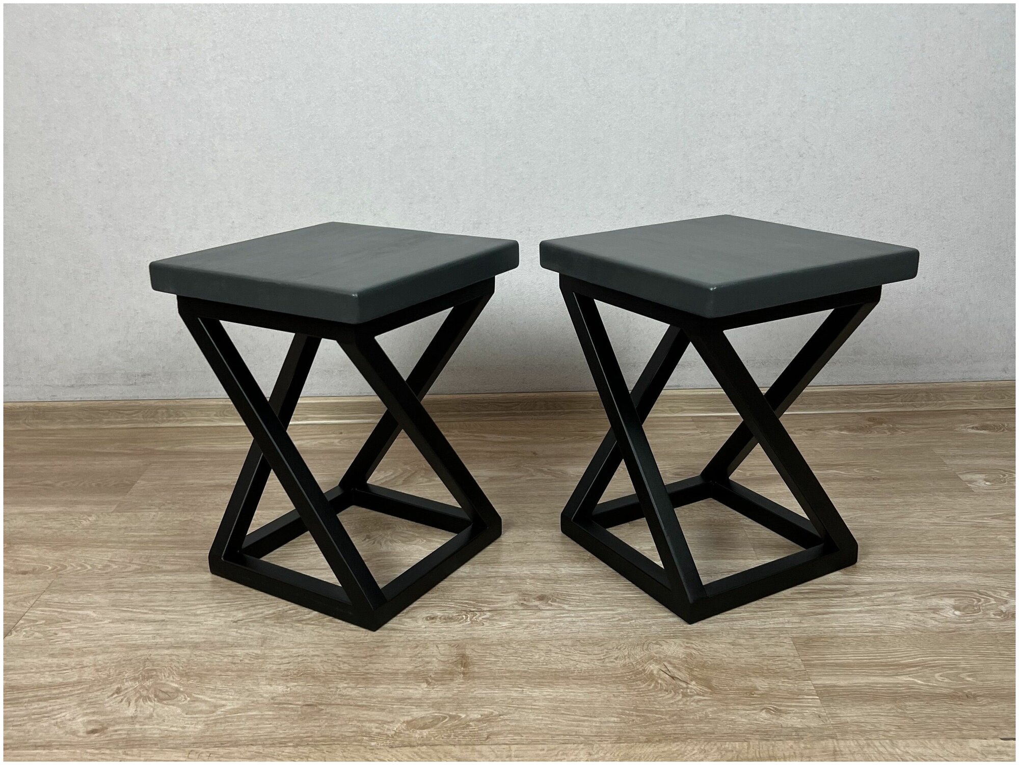 фото Комплект табуретов Циклон в стиле лофт из массива сосны 4 см, черный металлический каркас, цвет антрацит, 2 шт.