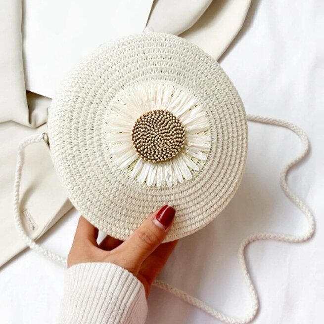 фото Сумочка соломенная круглая винтажная через плечо (белая)