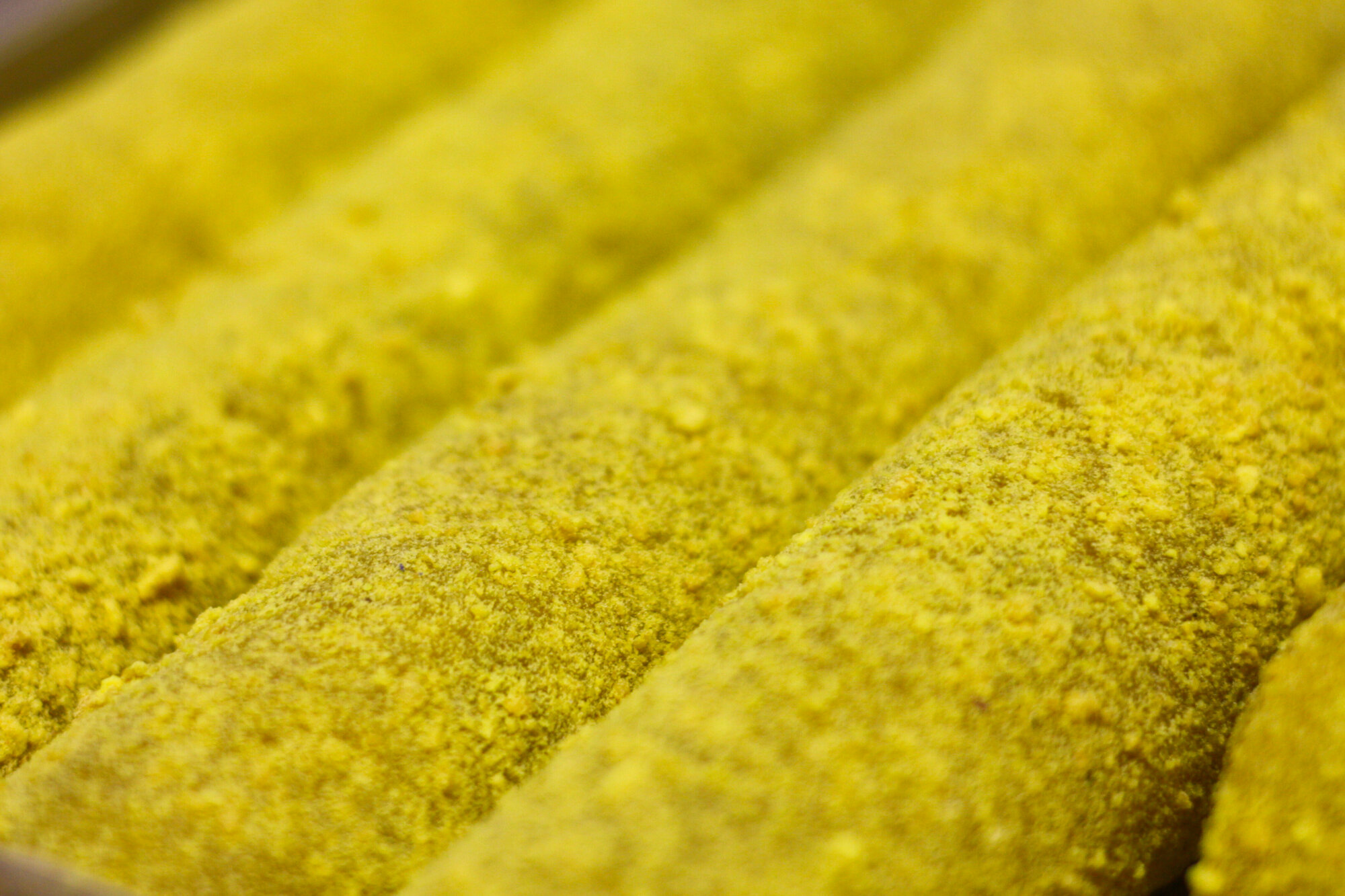 Рахат лукум: Лимонный с фундуковой пастой и миндалем с кусочками манго в желтом бархате - фотография № 4