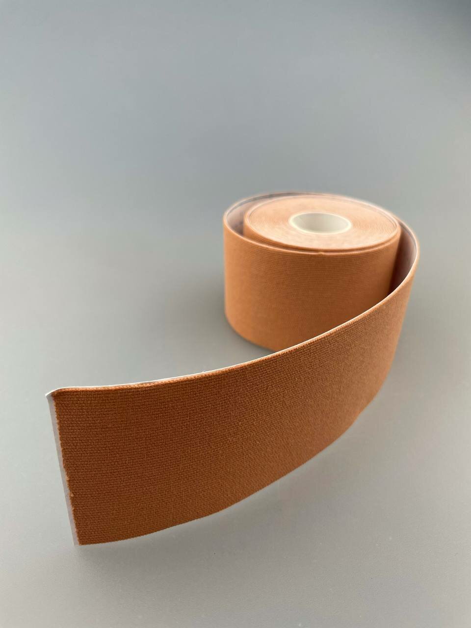Кинезио тейп лента фиксационная пластырь эластичный для тела от отеков и растяжек водостойкий, цвет телесный 5смх5м - 1 шт