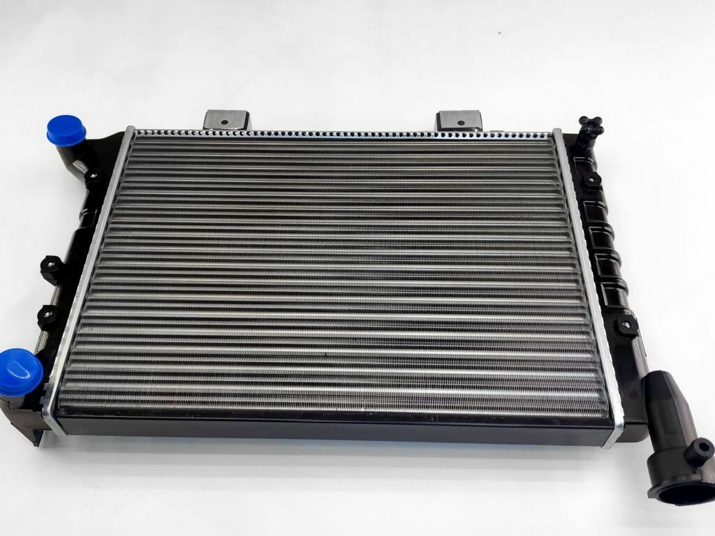 Радиатор охлаждения ВАЗ 2104 2105 2107 с инжекторным двигателем (двухрядный сборный алюминиевый)