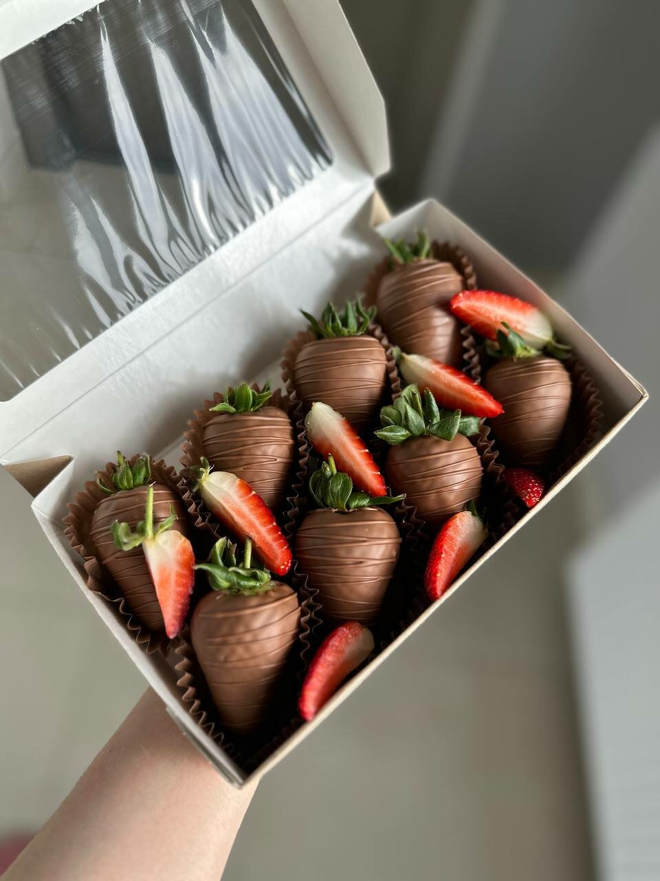 Композиция "Шарм" от Sweet Berry" набор из клубники в шоколаде и красные розы — фото 1