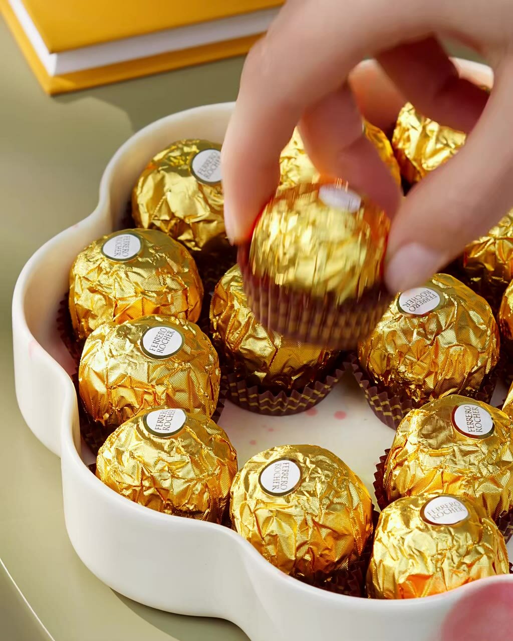 Конфеты Ferrero Rocher, шоколадные, с лесными орехами, 200 г — фото 1