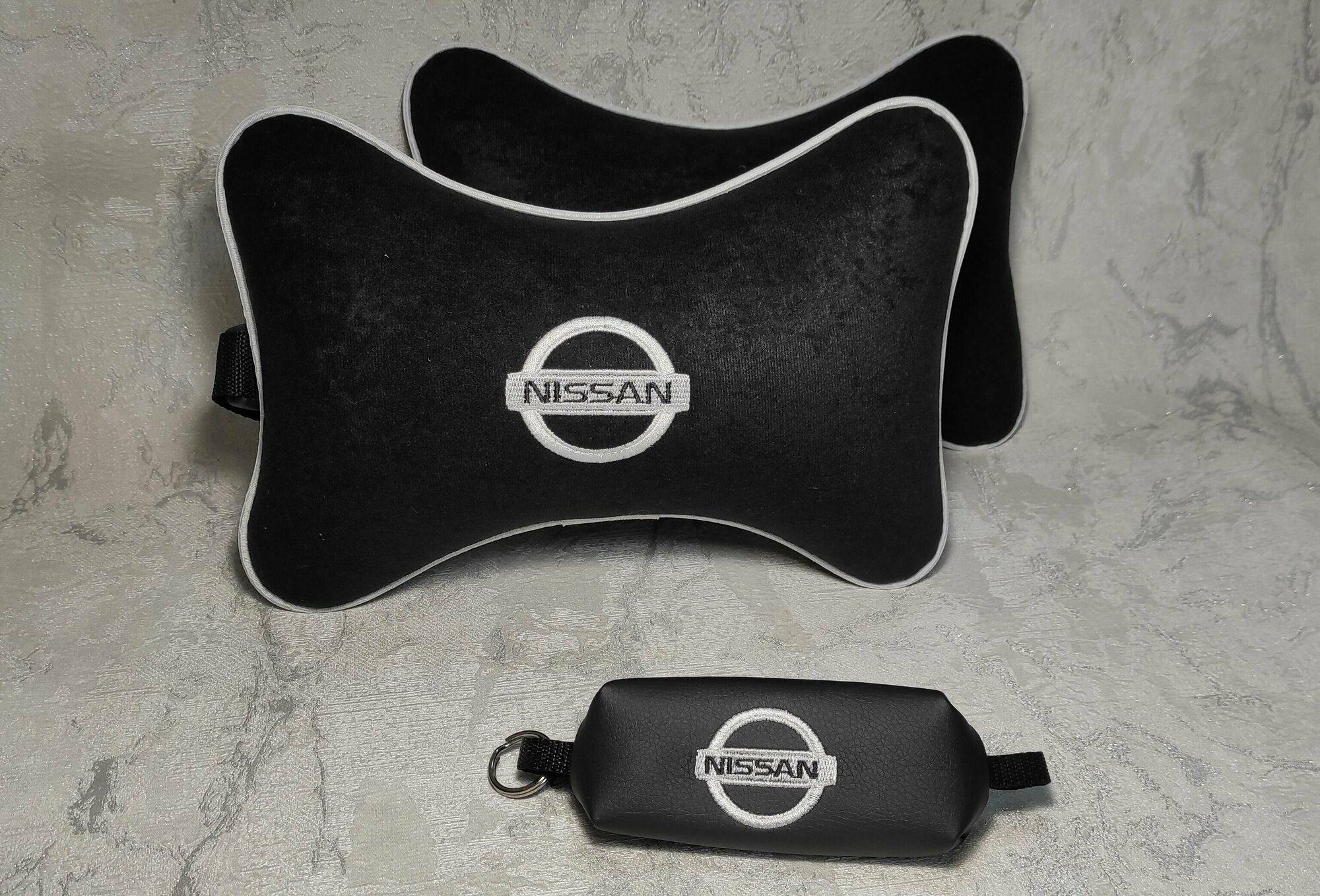 Подарочный набор: подушка на подголовник из велюра и ключница с логотипом NISSAN комплект 3 предмета