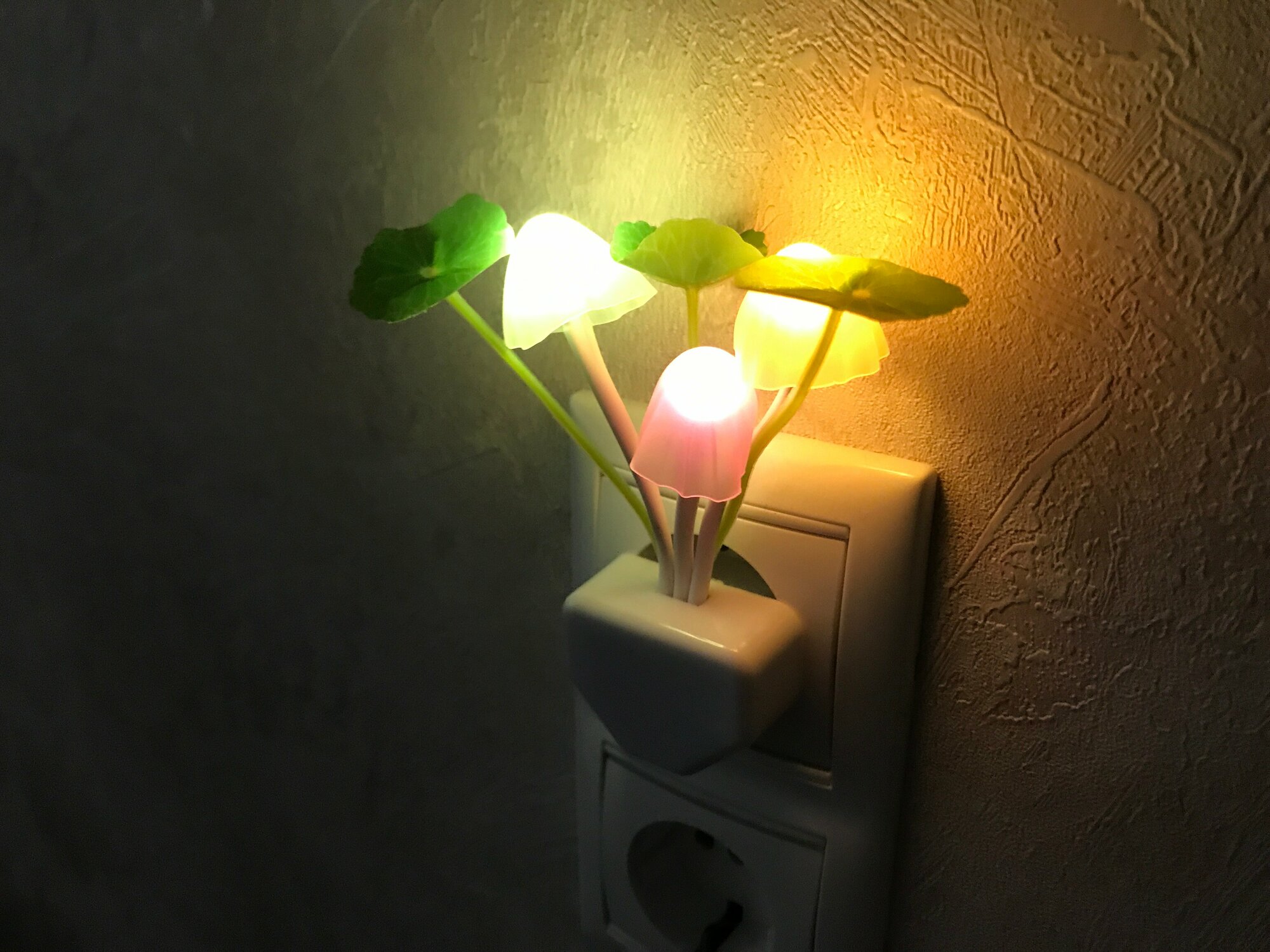 Ночник-светильник цветок с датчиком света в розетку Водные растения - фотография № 7