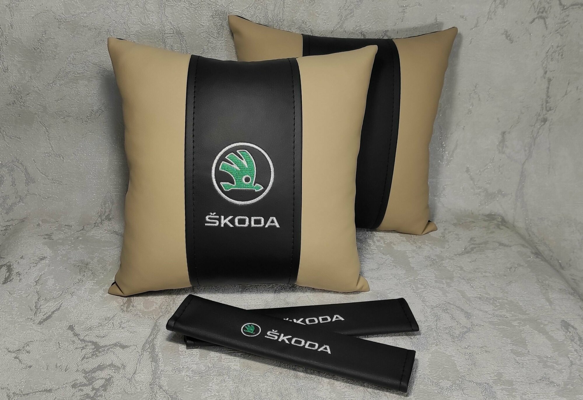 Подарочный набор: декоративная подушка в салон автомобиля из экокожи и накладки на ремень безопасности с логотипом SKODA, комплект 3 предмета