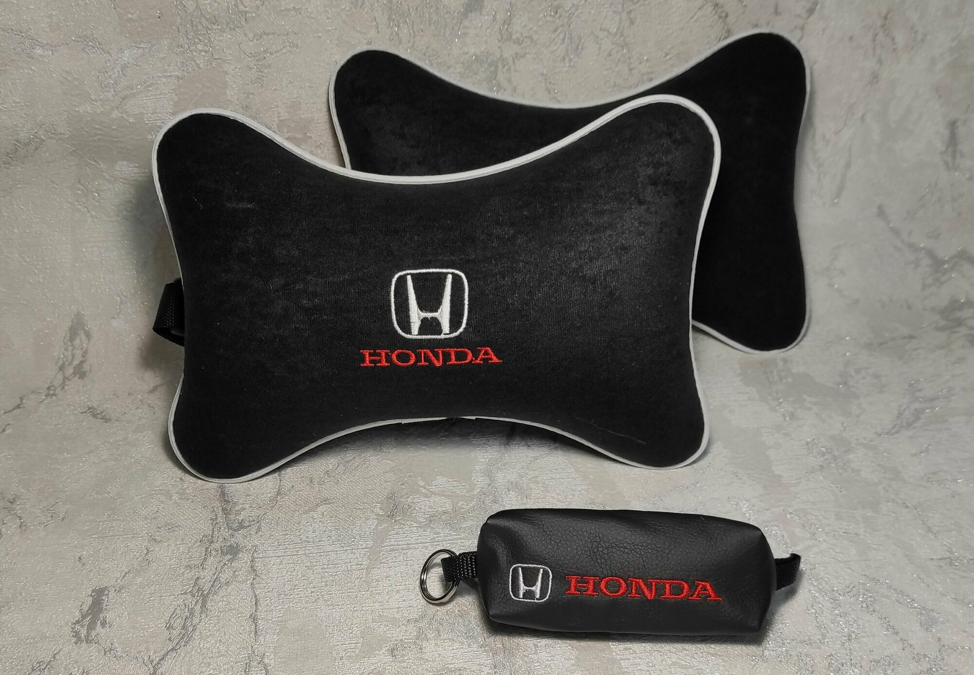 Подарочный набор: подушка на подголовник из велюра и ключница с логотипом HONDA комплект 3 предмета