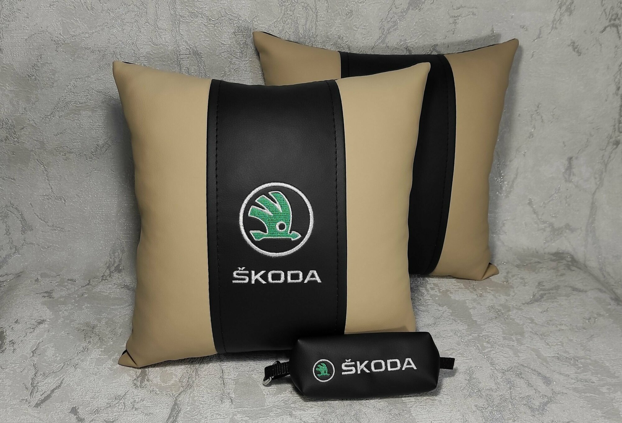 Подарочный набор: декоративная подушка в салон автомобиля из экокожи и ключница с логотипом SKODA, комплект 3 предмета