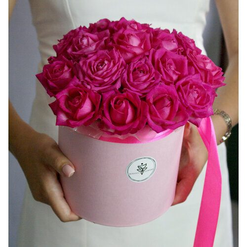Розовые розы 21 штука, "Адрика" в коробке в коробке Россия(большой бутон)