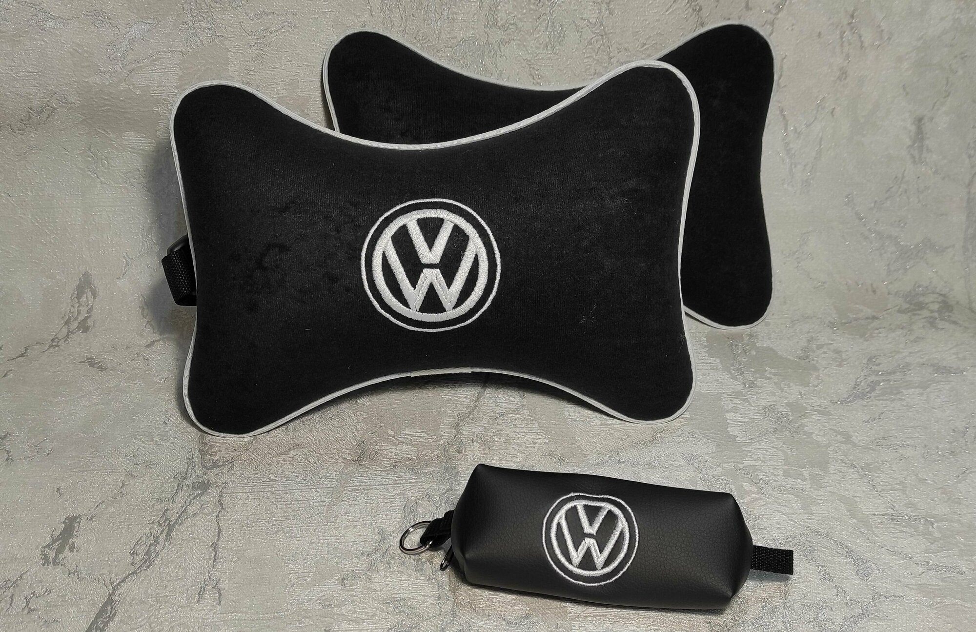 Подарочный набор: подушка на подголовник из велюра и ключница с логотипом VOLKSWAGEN комплект 3 предмета