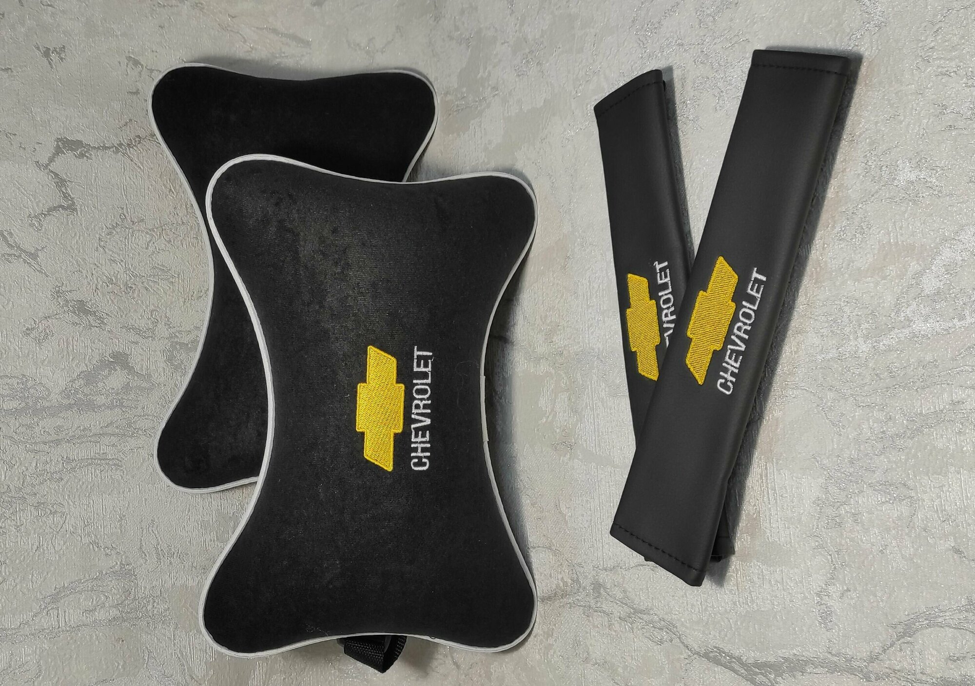 Подарочный набор: подушка на подголовник из велюра и накладки на ремень безопасности с логотипом CHEVROLET комплект 3 предмета