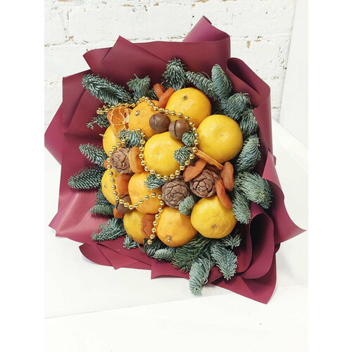 Новогодний букет из мандаринов и кедровых шишек