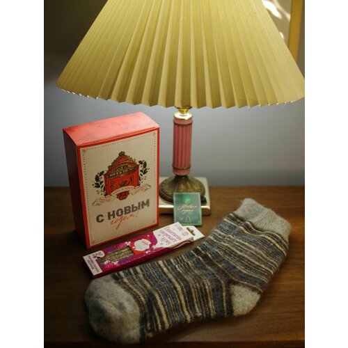 Новогодний подарок: уютные носки и трубочки для глинтвейна с открыткой и подарочной коробкой подарочная коробка открытка казань с 9 молочными шоколадками и магнитом
