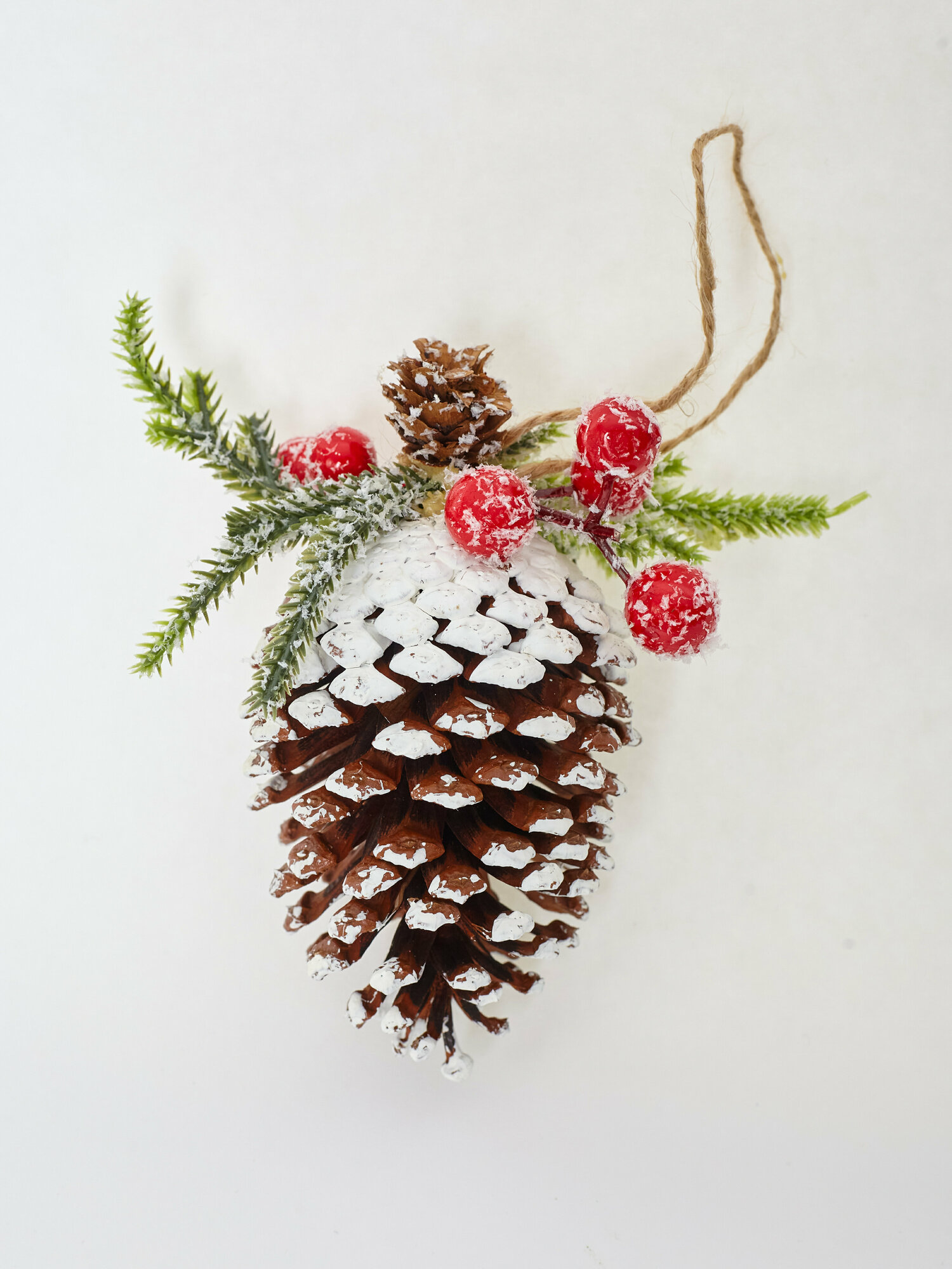 Новогоднее украшение Сосновая шишка с ягодами и елочными веточками в снегу, длина 12 см