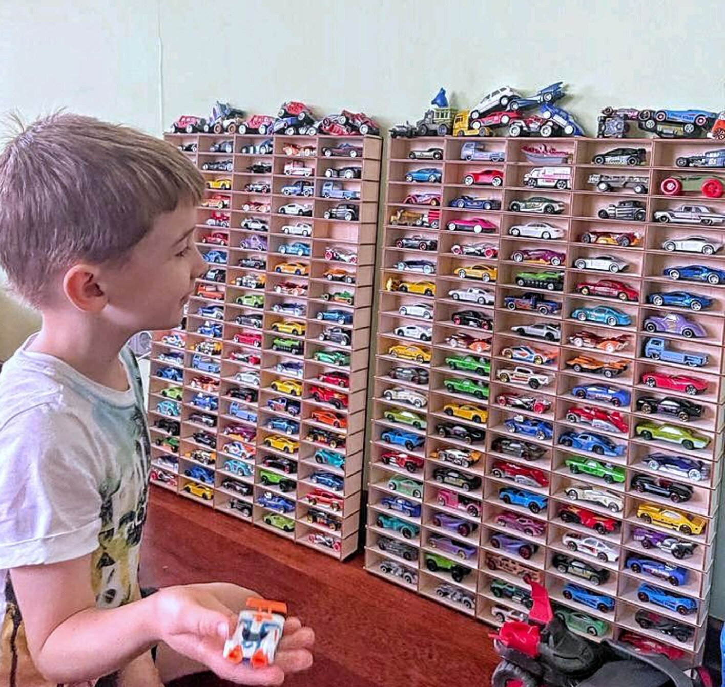 Органайзер настенный, деревянный, для коллекции машинок, 200 ячеек