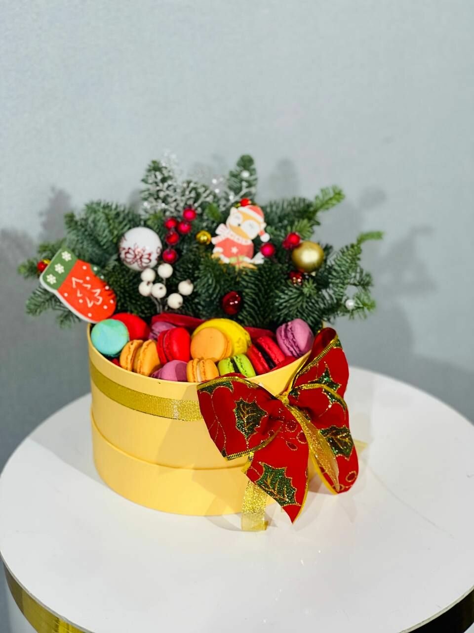 Новогодний букет из натурального нобилиса лапника с французскими пирожными макаронс