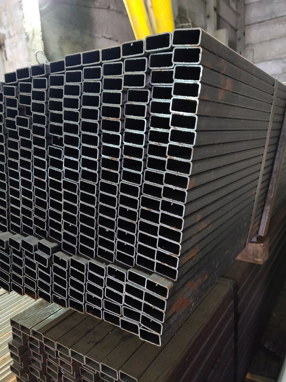 фото Труба профильная 40х20х1,5 мм