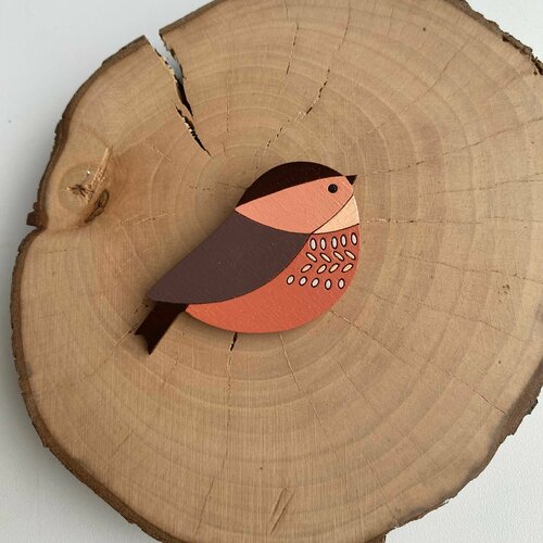 Значок Брошь птичка ручной работы / Значок из деревянный птица снегирь, оранжевый