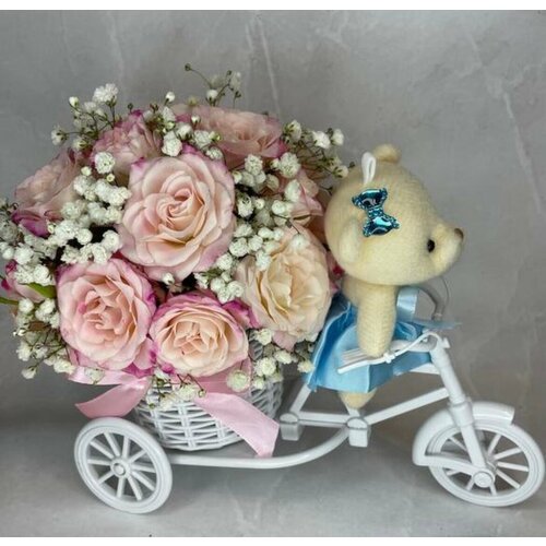 Розы в корзине велосипеда с мишкой