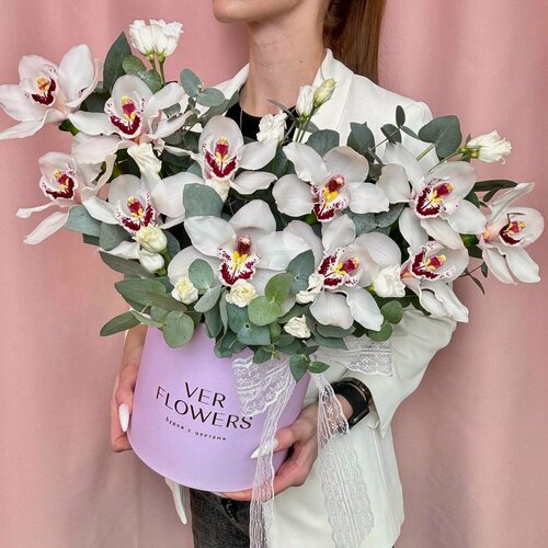 Изображение товара Коробка с орхидеями и эустомой с эвкалиптом 11 шт Ver Flowers
