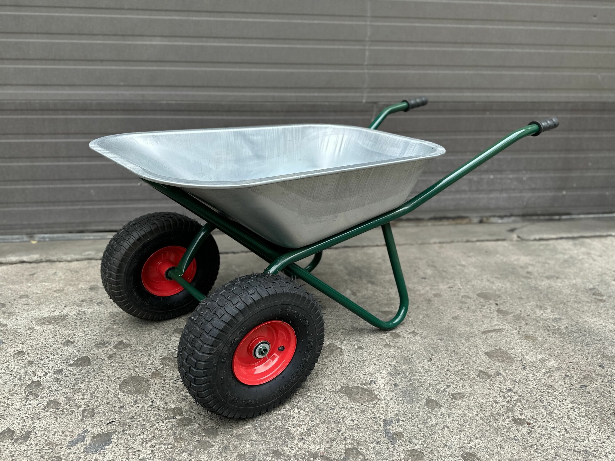 Тачка строительная усиленная двухколесная Норд Скорпион (110л/250кг) на широких колесах и усиленным кузовом