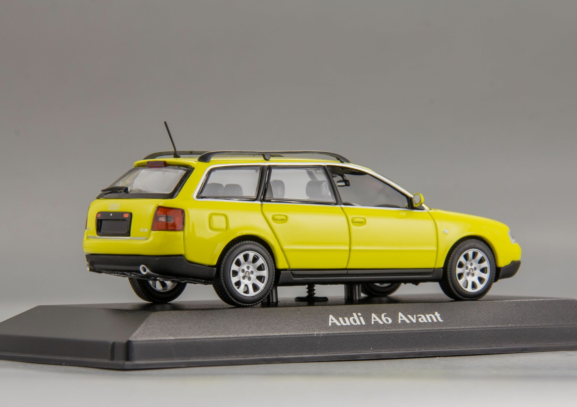 Коллекционная масштабная модель 1:43 Audi A6 Avant - 1997 от Maxichamps — фото 1