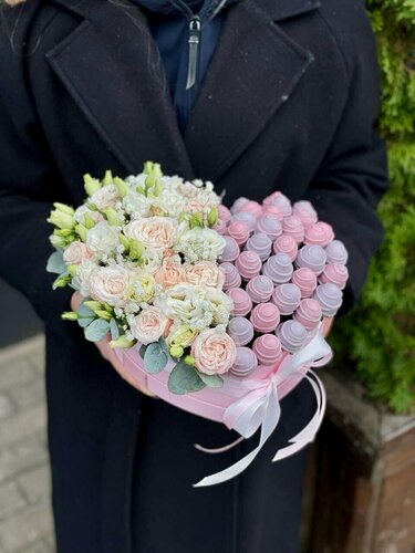 Изображение товара Коробка сердце с клубникой в розовом и фиолетовом шоколаде, без посыпок, кустовые розы, Purple 2, 22 см