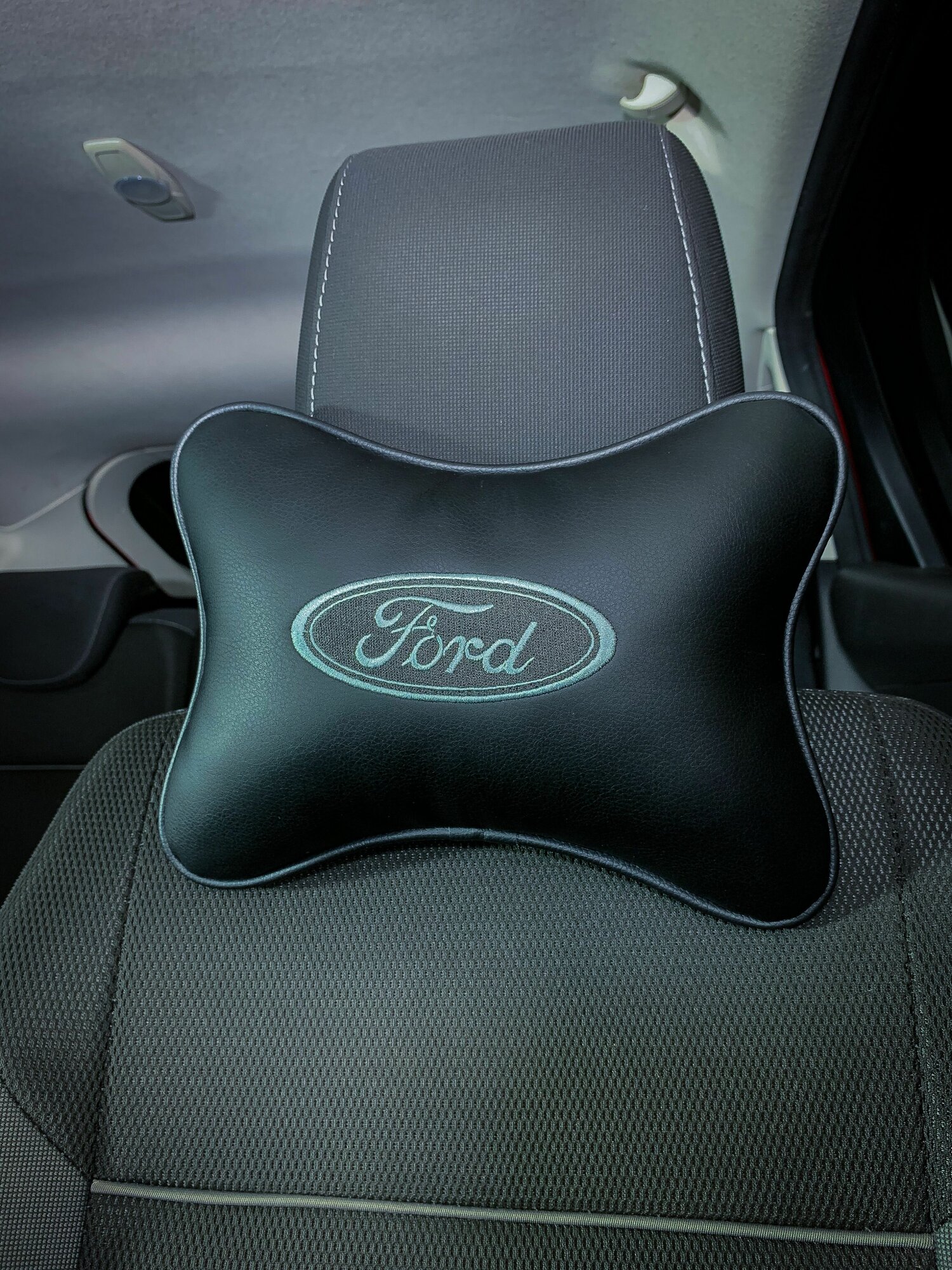 На подголовник Ford